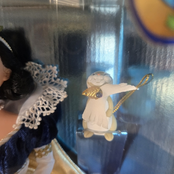 1998 Snow White Holiday Collection Barbie - Picture 4 of 5